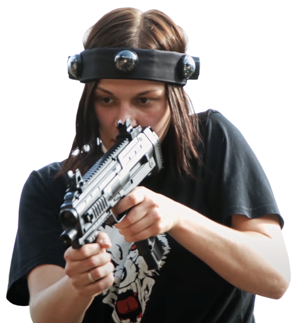mujer con marcadora laser tag paintball en tarragona